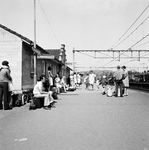 824755 Afbeelding van wachtende treinreizigers op het perron van het N.S.-station Valkenburg.